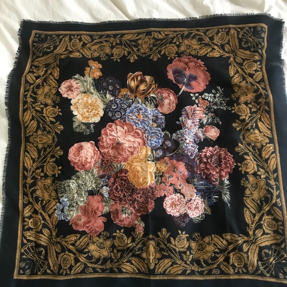 Vintage scarf - black with floral pattern - Picture 1 of 2